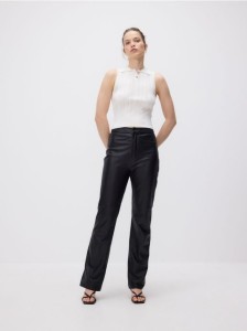 Dzianinowa bluzka z kołnierzykiem - biały