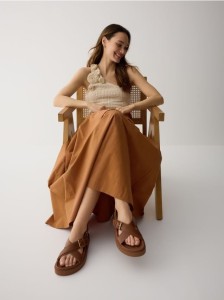 Skórzane sandały z klamrami - brązowy