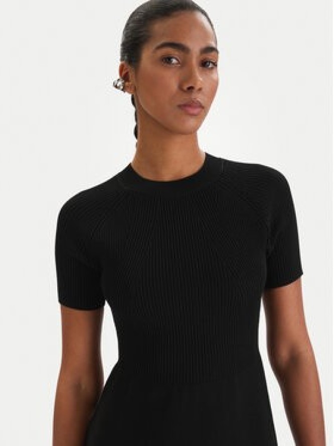 Armani Exchange Sukienka dzianinowa XW001885 AF10352 Czarny Regular Fit