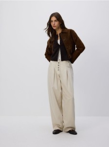 Jeansy barrel z zakładkami - kremowy