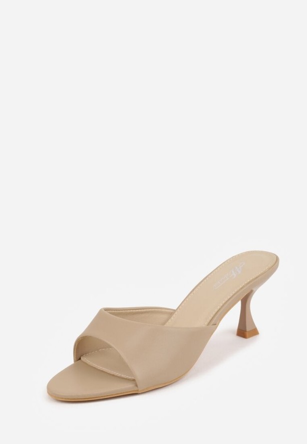 Ciemnobeżowe Klapki Peep Toe na Niskiej Szpilce Carinatia