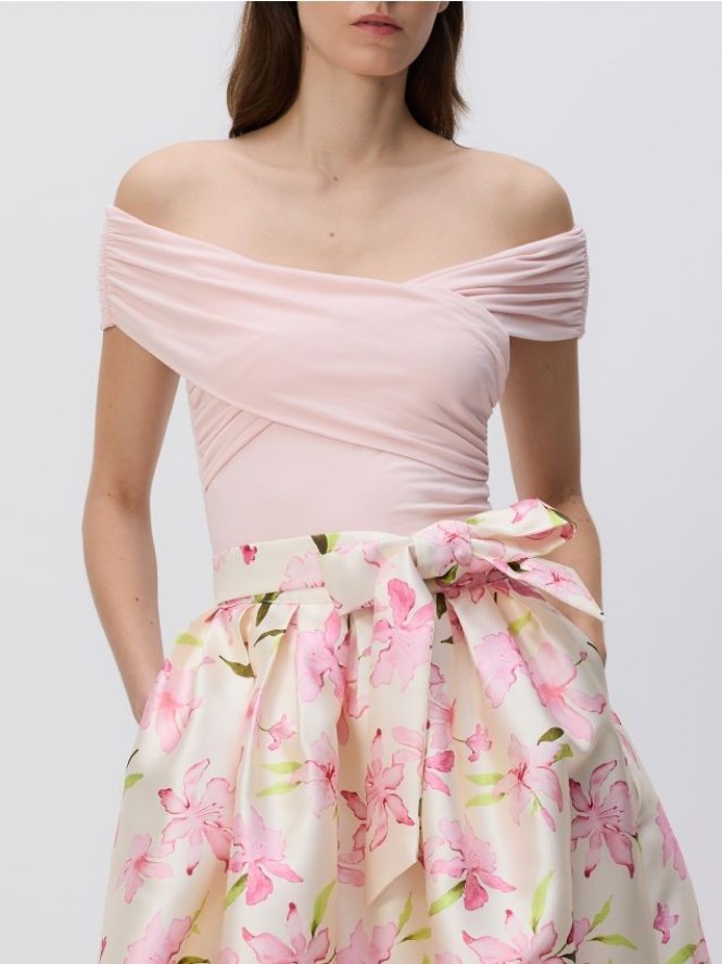 Body z odkrytymi ramionami - pastelowy róż