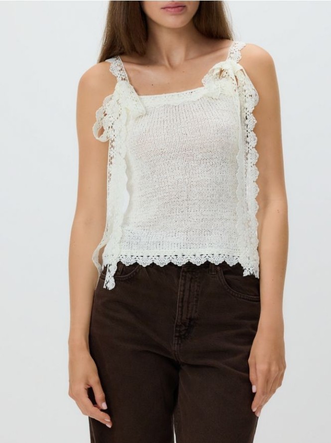 Top z ozdobną koronką - kremowy