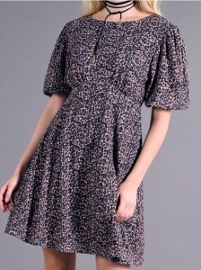 Sukienka mini z bufiastymi rękawami w panterkę - wielobarwny