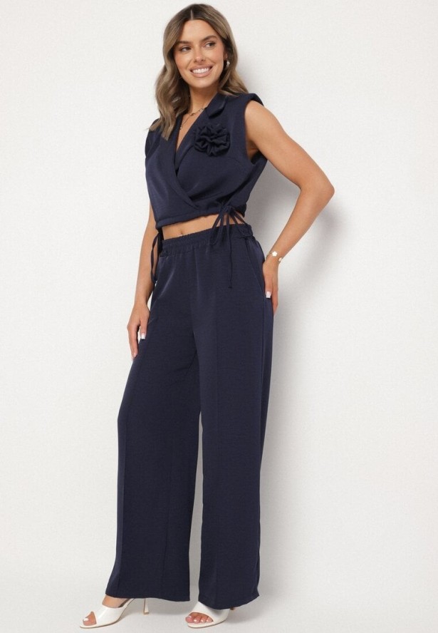 Granatowy Komplet Kopertowa Bluzka z Kwiatową Broszką i Szerokie Spodnie Reavilia
