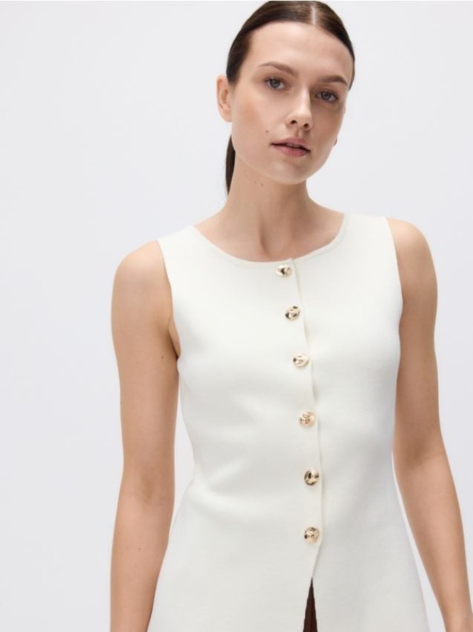 Dzianinowa kamizelka - złamana biel