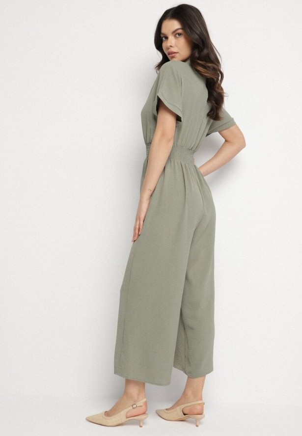 Zielony Kombinezon z Wiskozy z Gumką w Talii i Dekoltem w Serek z Guzikami Nisella