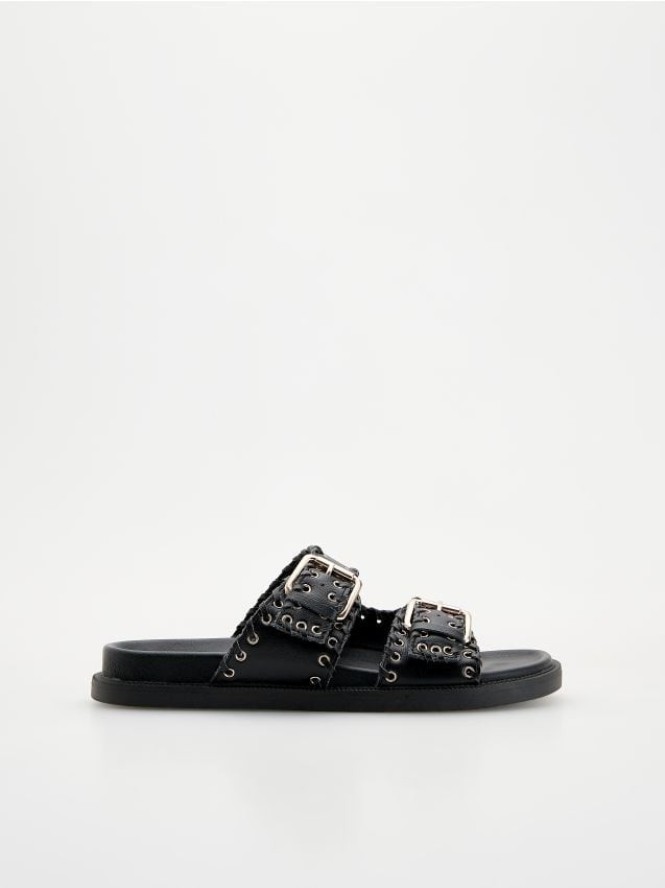 Skórzane klapki z okuciami - czarny