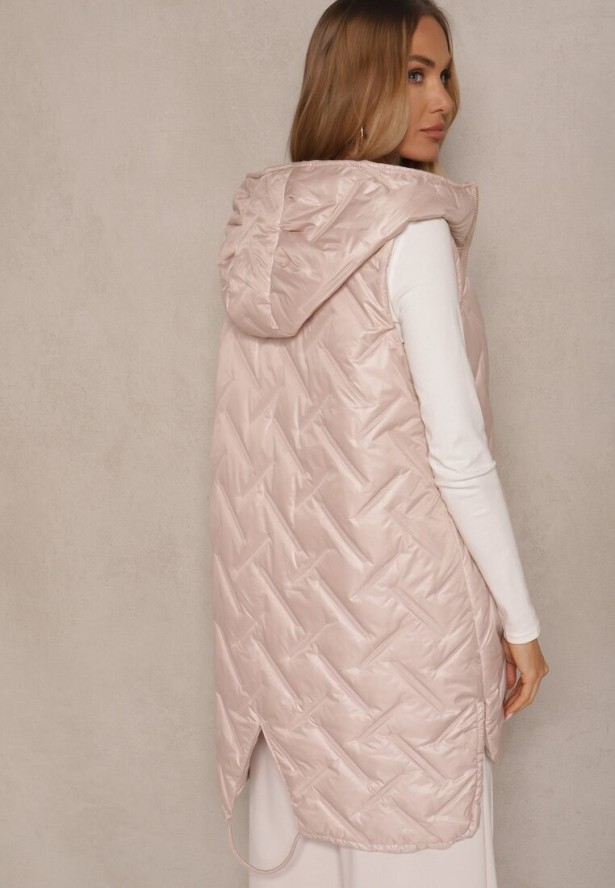 Różowa Kamizelka z Pikowanymi Przeszyciami i Kapturem Zdobiona Naszywką Lisaniria