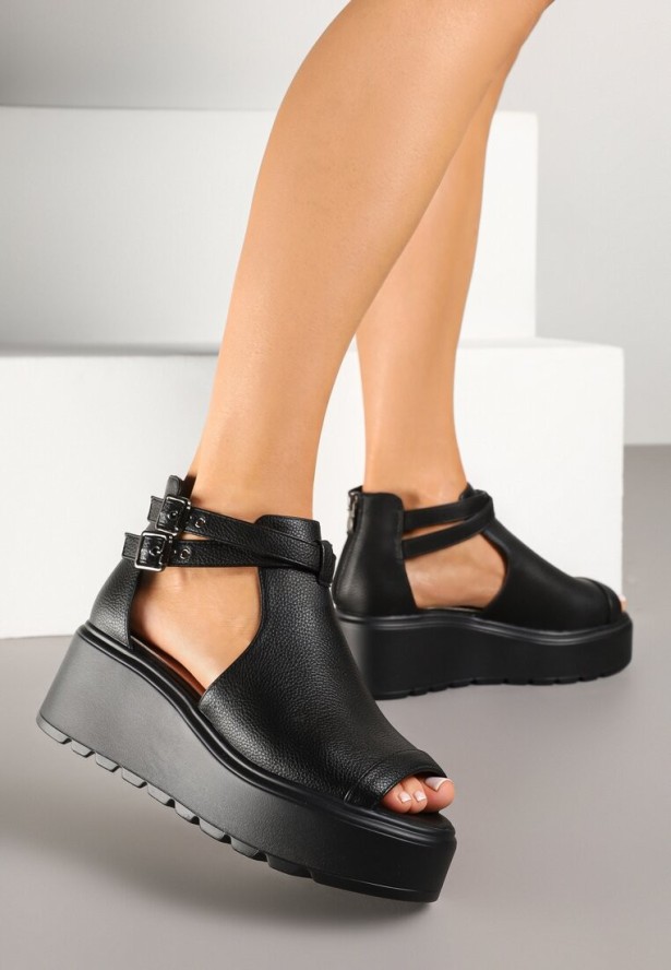 Czarne Sandały na Koturnie ze Skórzaną Wkładką i Geometryczną Cholewką Sopessa