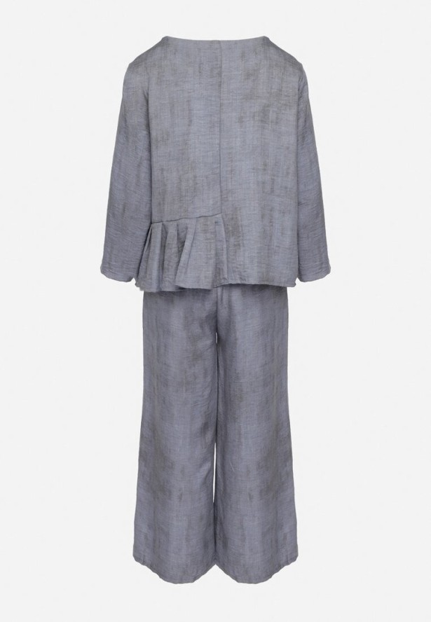 Niebieski Komplet Bluzka z Rozkloszowanym Dołem i Aplikacją Kwiatka i Luźne Spodnie Ravirisa