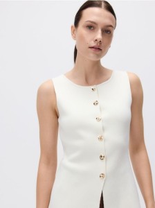 Dzianinowa kamizelka - złamana biel