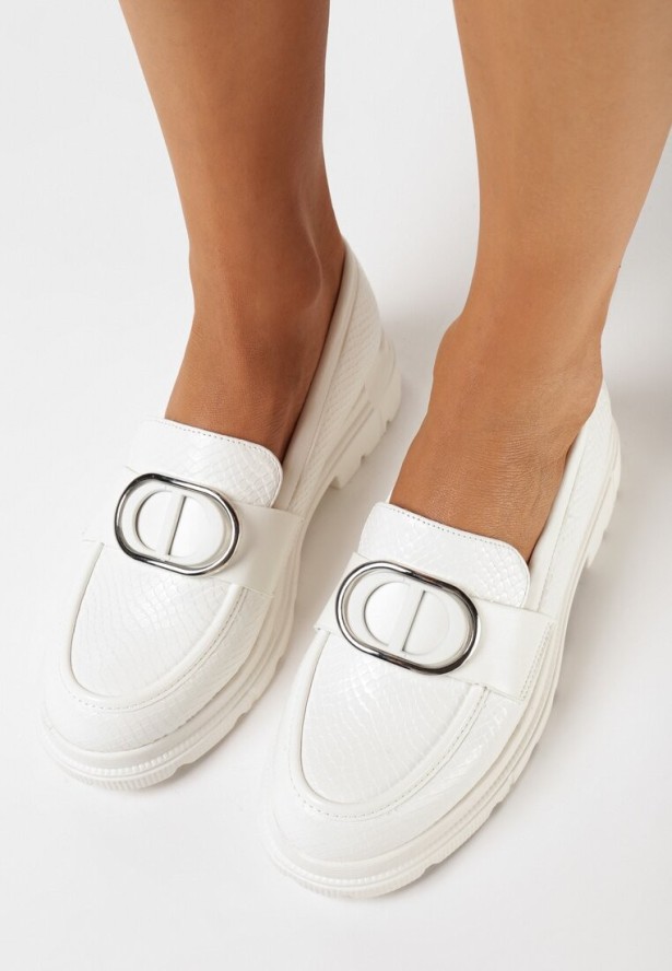 Białe Mokasyny z Delikatnym Printem i Metalową Ozdobą Twista