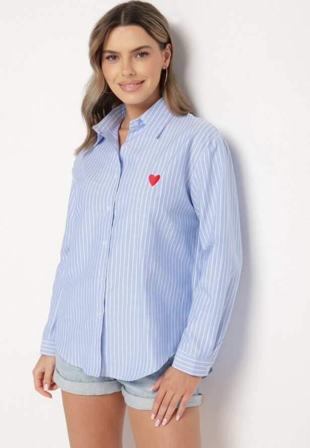 Jasnoniebieska Koszula o Kroju Oversize z Delikatne Paski z Haftem w Kształcie Serca Talaviela