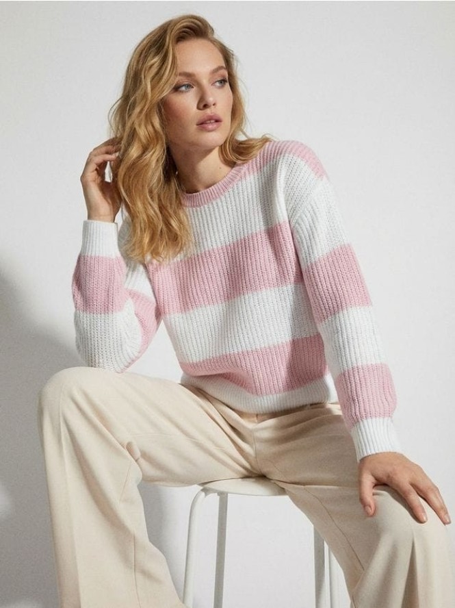 Sweter w paski - różowy