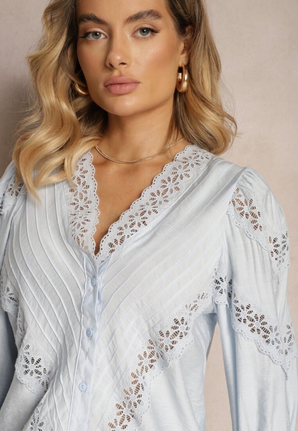 Jasnoniebieska Koszula z Wiskozy z Rękawami 7/8 Ozdobiona Koronką i Falbankami przy Mankietach Waerata