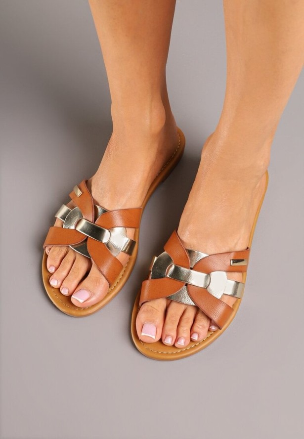 Brązowe Klapki Ozdobione Metalicznym Paskiem Aravolia