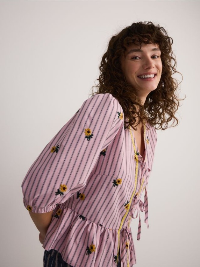 Wiązana bluzka z haftem - wielobarwny