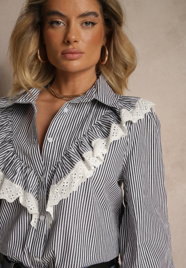 Czarna Koszula z Bawełny w Prążki Zdobiona Ażurową Falbanką przy Dekolcie Paliara