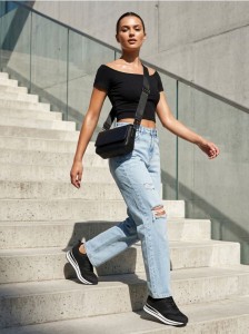 Crop top z krótkim rękawem - czarny