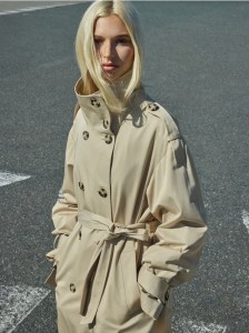 Dwurzędowy trencz z paskiem - beżowy