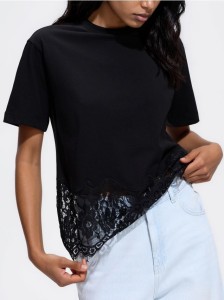 T-shirt z koronką - czarny