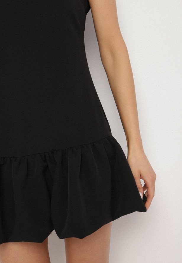 Czarny Taliowany Kombinezon z Falbanką Novenira