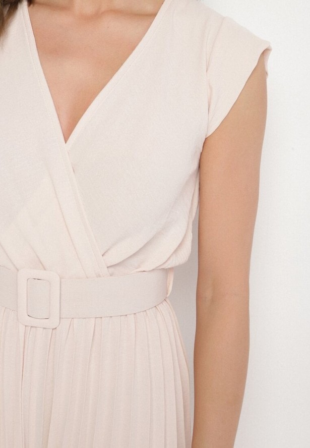 Beżowy Kombinezon o Kopertowym Kroju z Plisami i Paskiem w Talii Salivania
