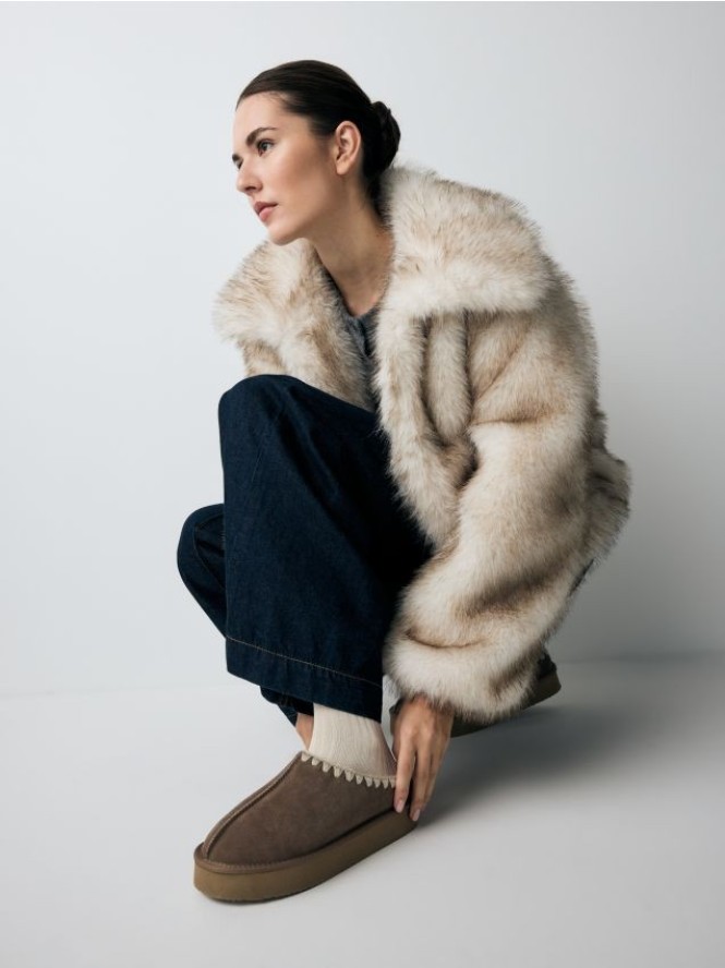 Zamszowe chodaki na platformie - brązowy