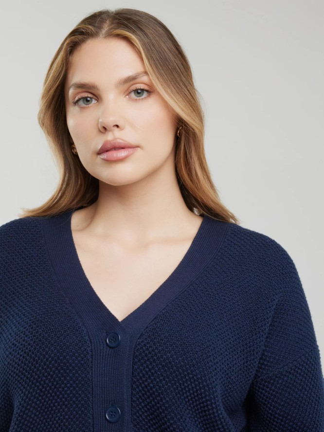 Sweter kardigan damski o strukturalnym splocie granatowy Sabira 403