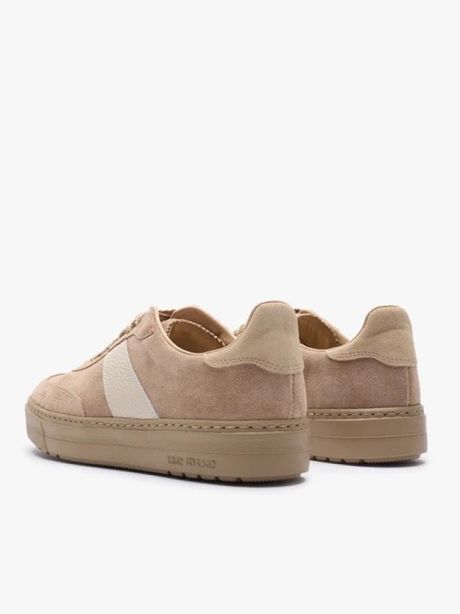 Piaskowe sneakersy z jasnym paskiem