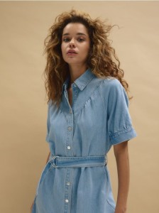 Jeansowa sukienka midi z paskiem - niebieski