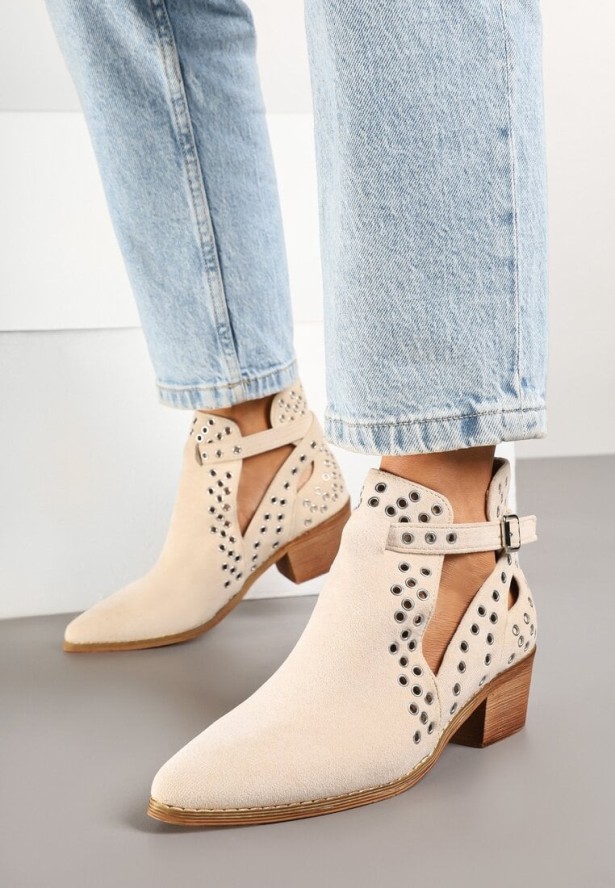 Beżowe Botki Kowbojki na Słupku Ozdobione Nitami i Wycięciem Eleawena