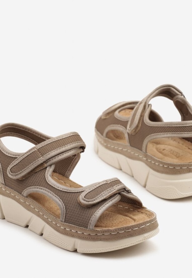 Ciemnobeżowe Sandały Sportowe na Rzepy na Tłoczonym Koturnie ze Skórzaną Wkładką Viretta