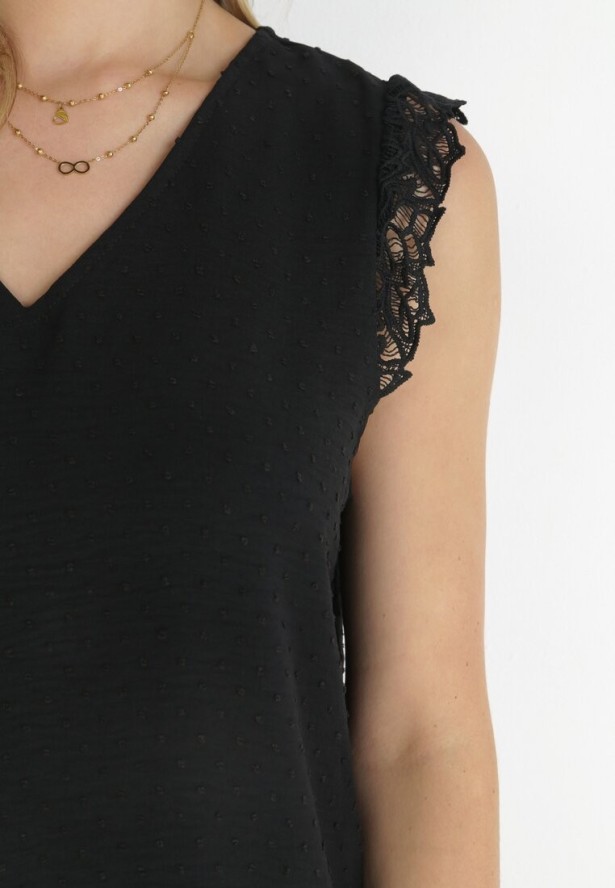 Czarna Bluzka Top z Ażurową Falbanką Wokół Ramion z Tkaniny Plumeti Vinda