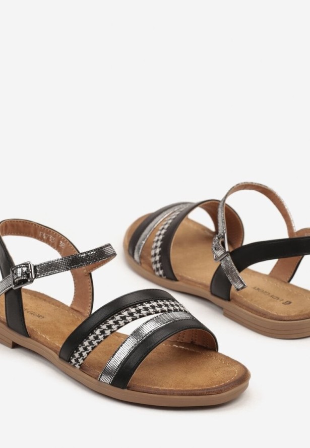 Czarne Sandały na Płaskiej Podeszwie z Metalicznymi Zdobieniami Hirvanis