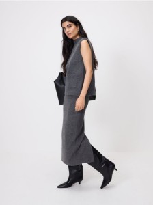 Dzianinowa spódnica z rozcięciem - szary