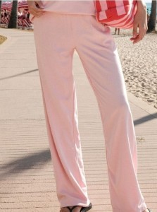 Spodnie dresowe z szerokimi nogawkami - różowy