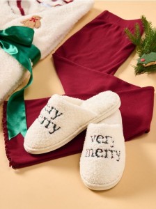 Ciepłe kapcie z motywem świątecznym - kremowy