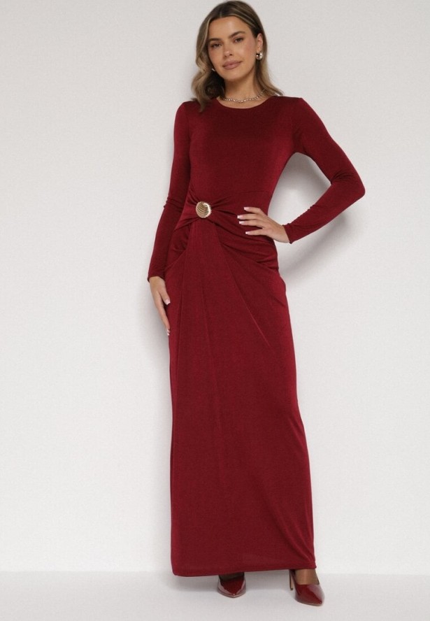Bordowa Taliowana Sukienka o Eleganckim Kroju z Marszczeniem i Aplikacją Sewedina