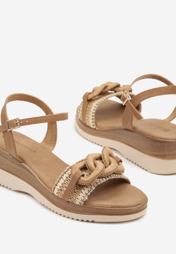 Beżowe Sandały na Koturnie Ozdobione Klamrą Sadraelle