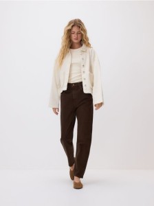 Jeansy mom fit slim - brązowy