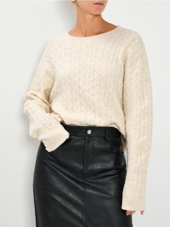 Sweter w prążki - kremowy