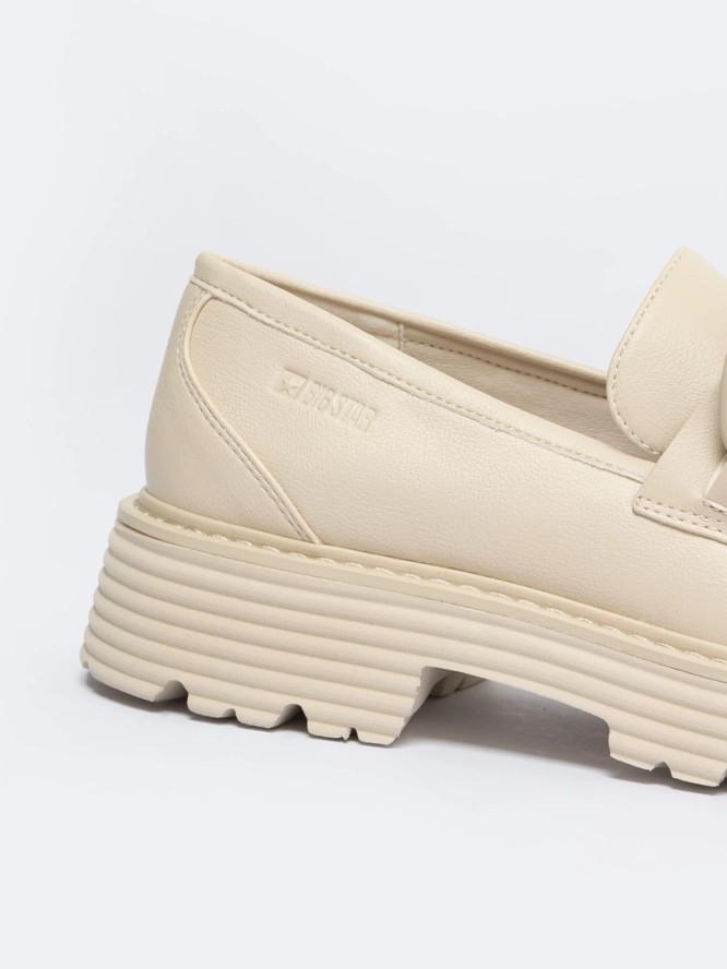 Mokasyny damskie z ozdobnym łaŅcuchem beżowe LL274581 801