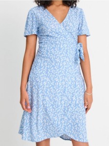 Kopertowa sukienka z wiązaniem i kwiatowym printem - błękitny