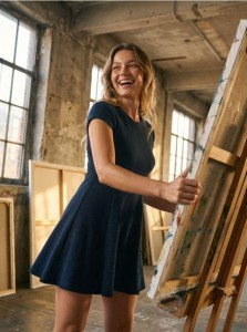 Prążkowana sukienka mini - granatowy