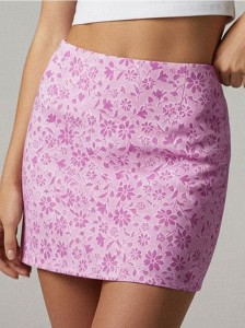 Spódnica mini z rozcięciem i kwiatowym wzorem - różowy