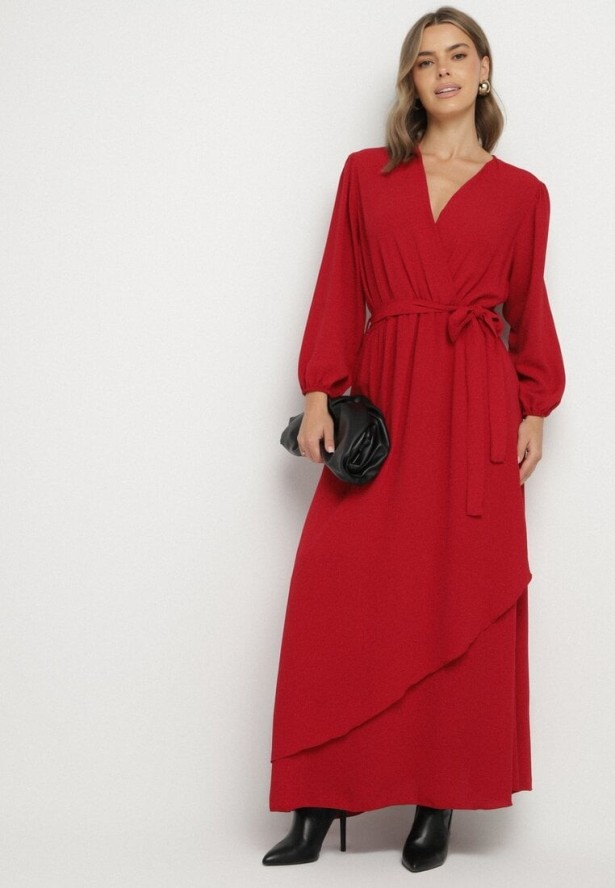 Czerwona Kopertowa Asymetryczna Sukienka Koktajlowa z Wiskozą Ozdobiona Paskiem Lanoresa