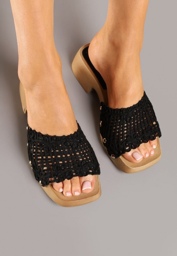 Czarne Klapki w Stylu Chodaków z Szydełkowym Paskiem Dilanne