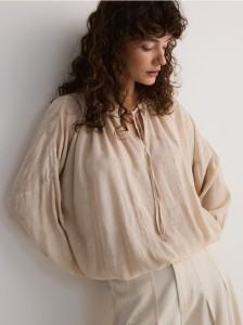 Wiskozowa bluzka z wiązaniem - beżowy